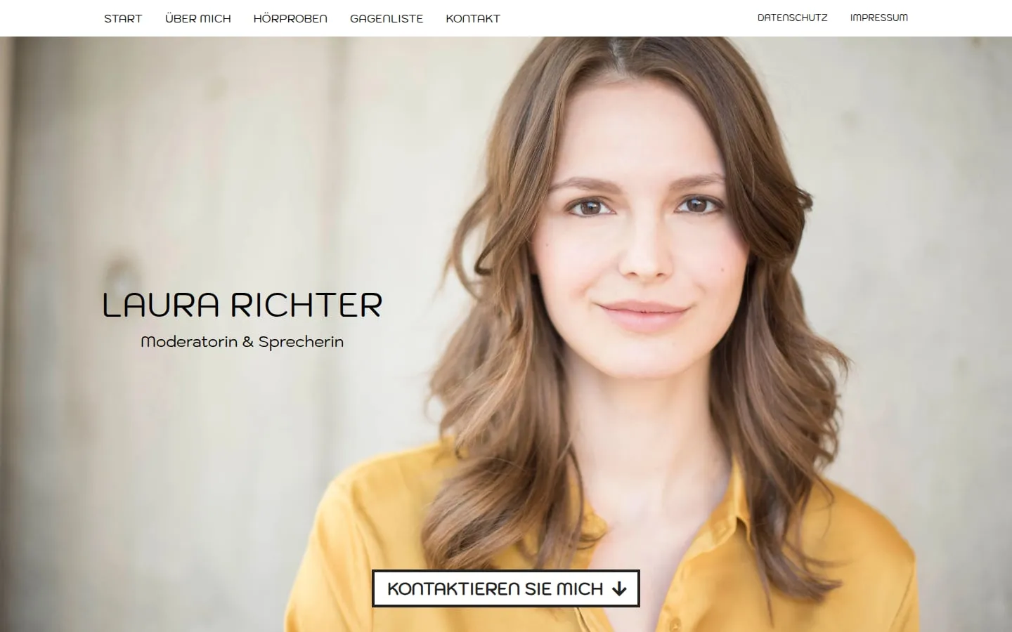 Startseite von Laura Richter, Sprecherin und Moderatorin, mit großem Porträt